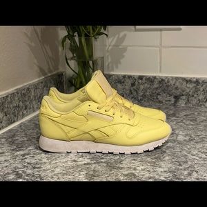 Size 7 yellow Reebok tennis shoes